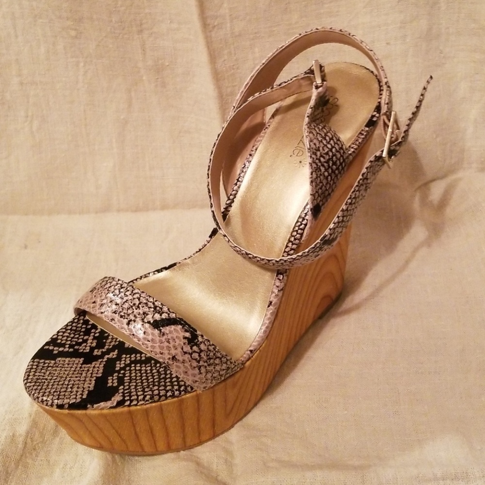 Shoes - Picture 6 of 7